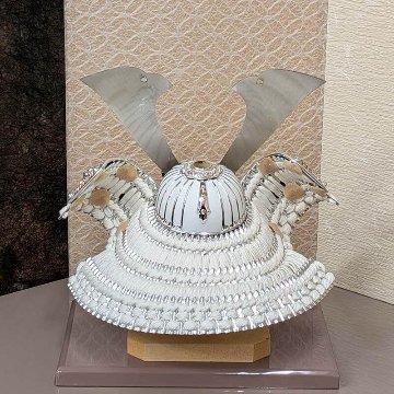 宝童監修 7号 白銀中鍬兜 古代染和紙平飾りの画像