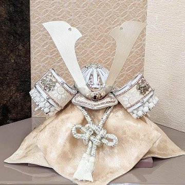 宝童監修 7号 白銀中鍬兜 古代染和紙平飾りの画像