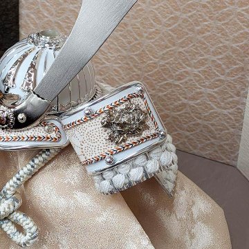 宝童監修 7号 白銀中鍬兜 古代染和紙平飾りの画像