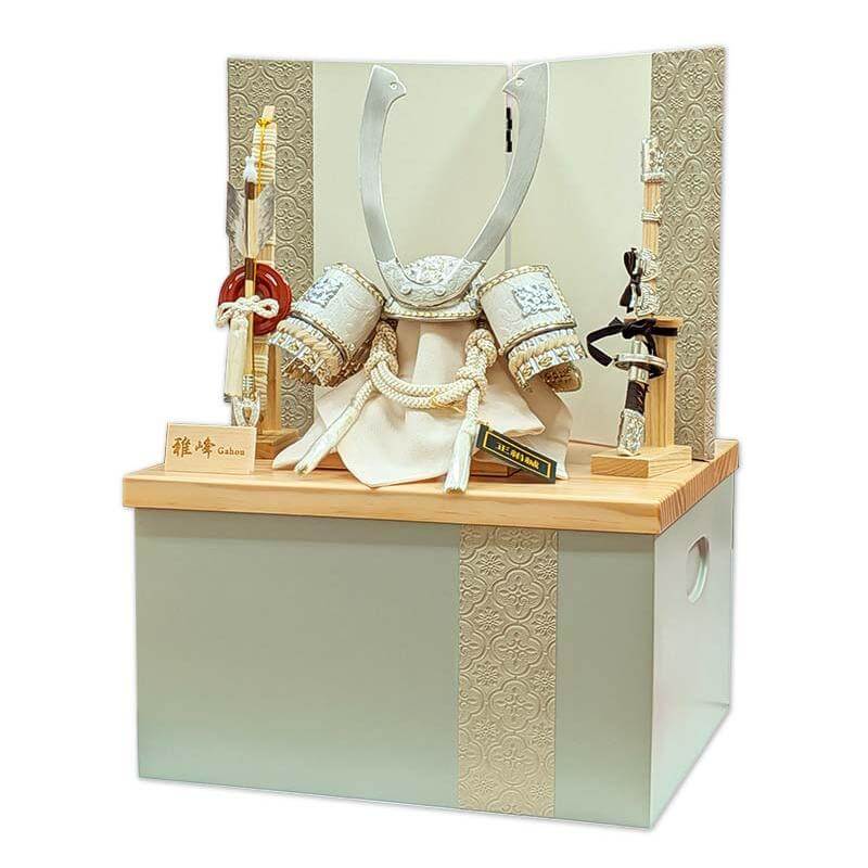 五月人形 兜飾り 8号 雅峰作 長鍬白銀兜 ライトグレー 収納飾り｜和紙