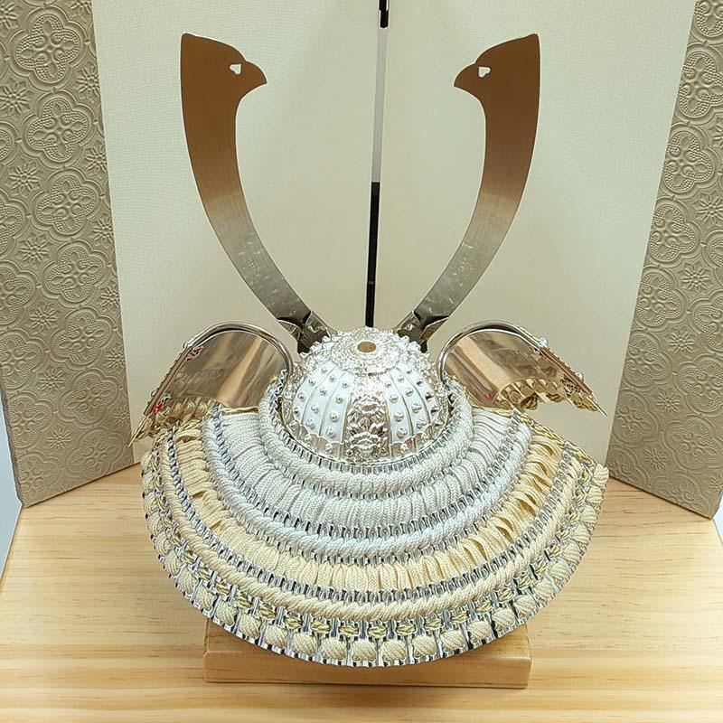雅峰作　8号白銀長鍬形兜収納飾りの画像