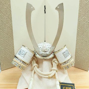 雅峰作　8号白銀長鍬形兜収納飾りの画像
