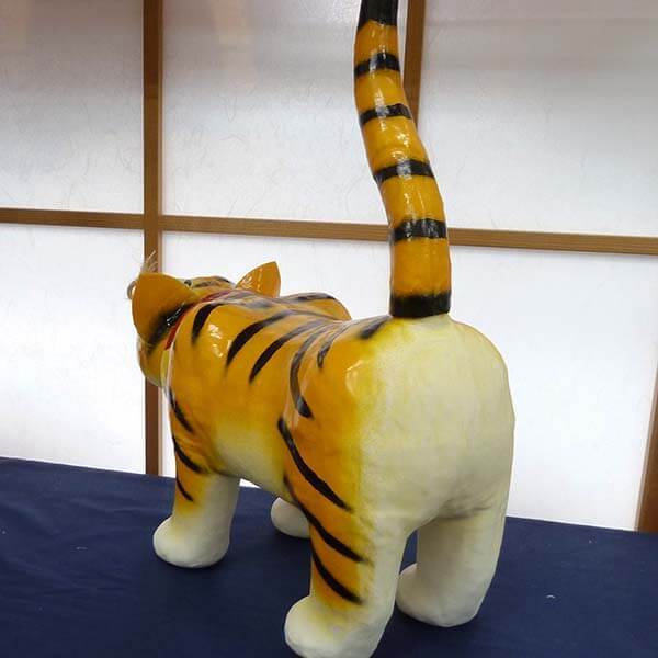 張子の虎　黄色　後方からの画像