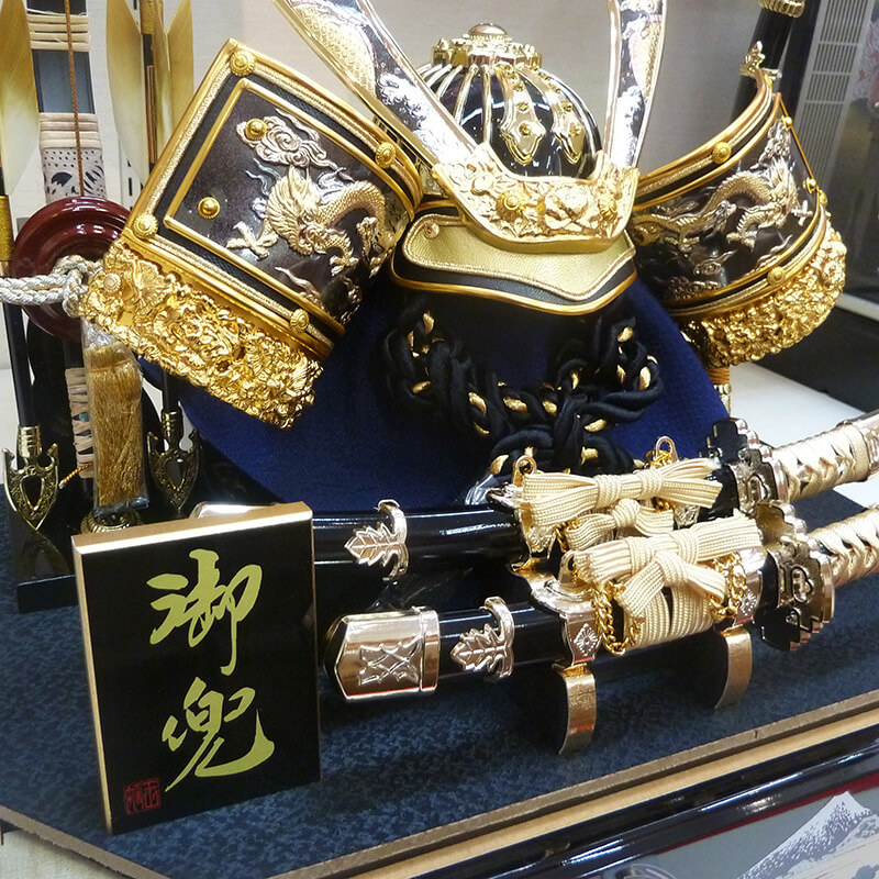 五月人形 兜ケース飾り 嘉祥作 12号 盛上げ龍兜 六角アクリルケース