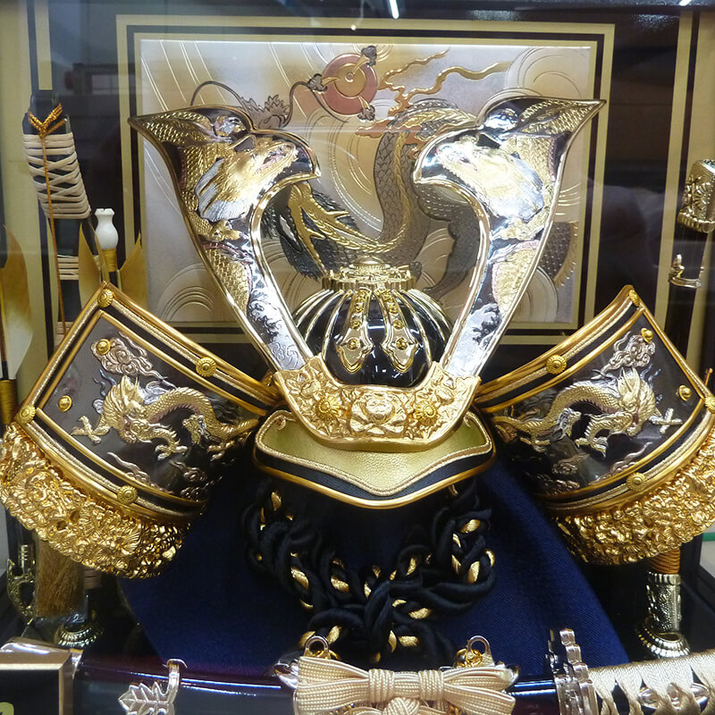 五月人形 兜ケース飾り 嘉祥作 12号 盛上げ龍兜 六角アクリルケース