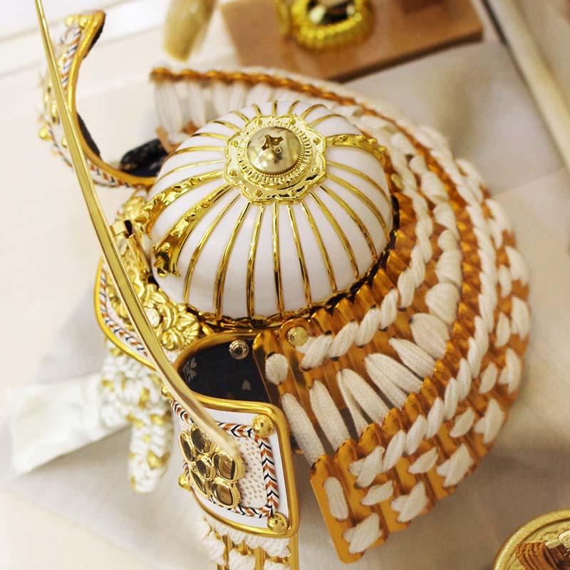 五月人形 伊達政宗 5号 白金兜 兜ケース入り オフホワイト円型アクリル