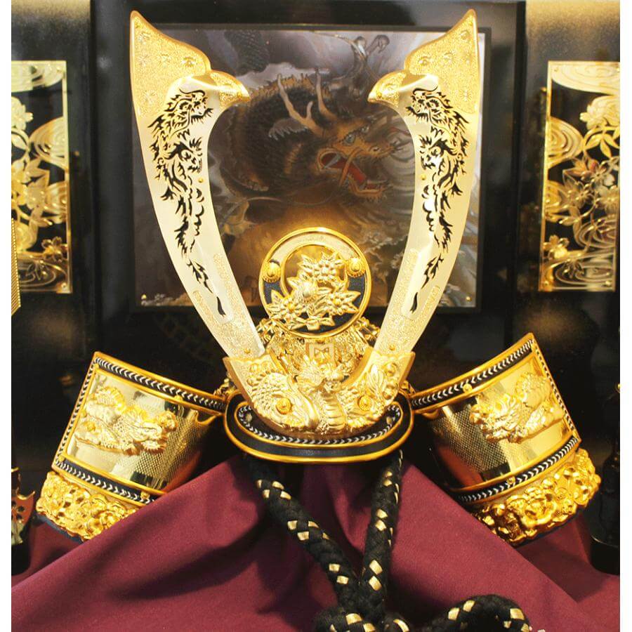 豪華で勇壮な五月人形 龍玉作15号立体透かし彫り鍬形兜収納飾り