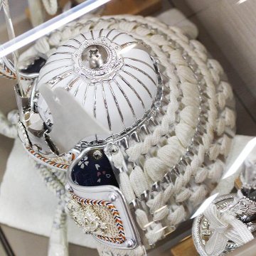 宝童 5号白銀仕上げ中鍬形兜 モカ色円型アクリルケース飾りの画像