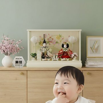 可愛いオフホワイト塗の親王ケース飾り　の画像