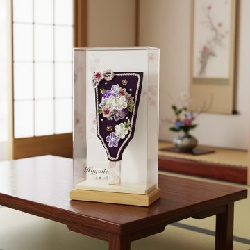 羽子板　立体振袖刺繡六角ガラスケース１8号・間口約４３×奥行約３３×高さ約７２㎝ 羽子板立体振袖刺繡六角ガラスケース18号・間口約43×奥行約