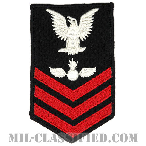 一等兵曹 航空兵器員（Aviation Ordnanceman (AS)）[ネイビーブルー（レッド）/Male（男性用）/腕章（Rating Badge）階級章/全面刺繍タイプ]の画像