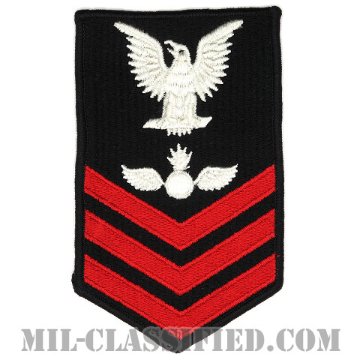 一等兵曹 航空兵器員（Aviation Ordnanceman (AS)）[ネイビーブルー（レッド）/Male（男性用）/腕章（Rating Badge）階級章/全面刺繍タイプ]画像
