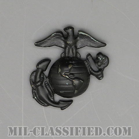 アメリカ海兵隊ギャリソンキャップ用帽章 (下士官用)（Marine Corps Garrison Cap Device, Enlisted）[サブデュード（ブラックメタル）/バッジ/中古1点物]の画像