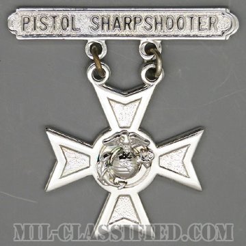 ピストル射撃技術章 (シャープシューター)（Marksmanship Badge, Pistol Sharpshooter）[カラー/鏡面仕上げ/バッジ/中古1点物]画像