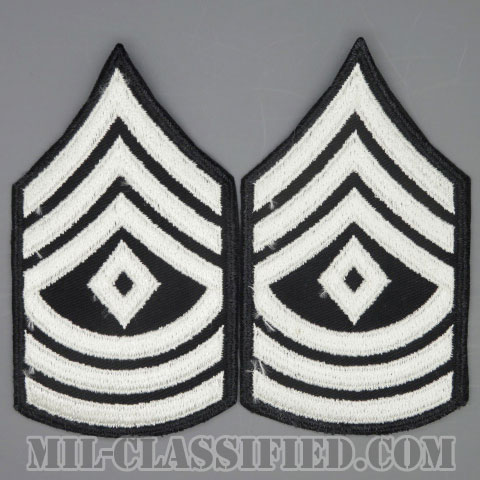 先任曹長（First Sergeant (1SG), Band）[カラー（ブラック生地ホワイト刺繍）/楽隊男性用/カットエッジ/階級章（1959-）/パッチ/ペア2枚1組]の画像