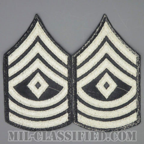 先任曹長（First Sergeant (1SG), Band）[カラー（ブラック生地ホワイト刺繍）/楽隊男性用/カットエッジ/階級章（1959-）/パッチ/ペア2枚1組]の画像