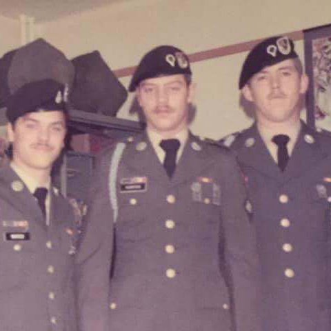 特技兵 (SP4)（Specialist 4）[サブデュード（ブラックメタル）/ホワイトバックプレート付/階級章/バッジ]の画像