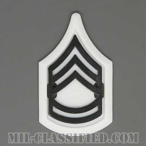 一等軍曹（Sergeant First Class (SFC)）[サブデュード（ブラックメタル）/ホワイトバックプレート付/階級章/バッジ]の画像