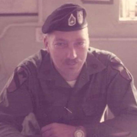 一等軍曹（Sergeant First Class (SFC)）[サブデュード（ブラックメタル）/ホワイトバックプレート付/階級章/バッジ]の画像