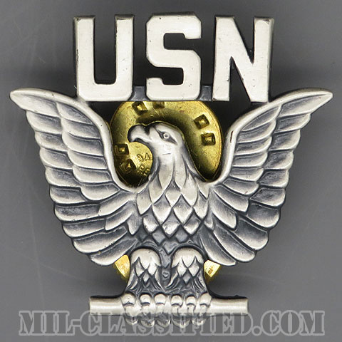 アメリカ海軍制帽用帽章 (下士官E1-E6用)（Navy Service Cap Device, Enlisted）[カラー/1970s/燻し銀（銀張り・Silver Filled）/バッジ]の画像