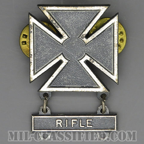 射撃技術章 (マークスマン)（Marksmanship Badge, Marksman）[カラー/1960s/燻し銀（銀張り・Silver Filled）/バッジ/中古1点物（バー1個付）]の画像