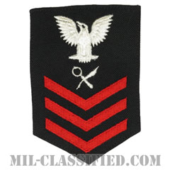 一等兵曹（二等兵曹・三等兵曹共通）情報専門員（Intelligence Specialist）[ネイビーブルー（レッド）/Female（女性用）/腕章（Rating Badge）階級章]の画像