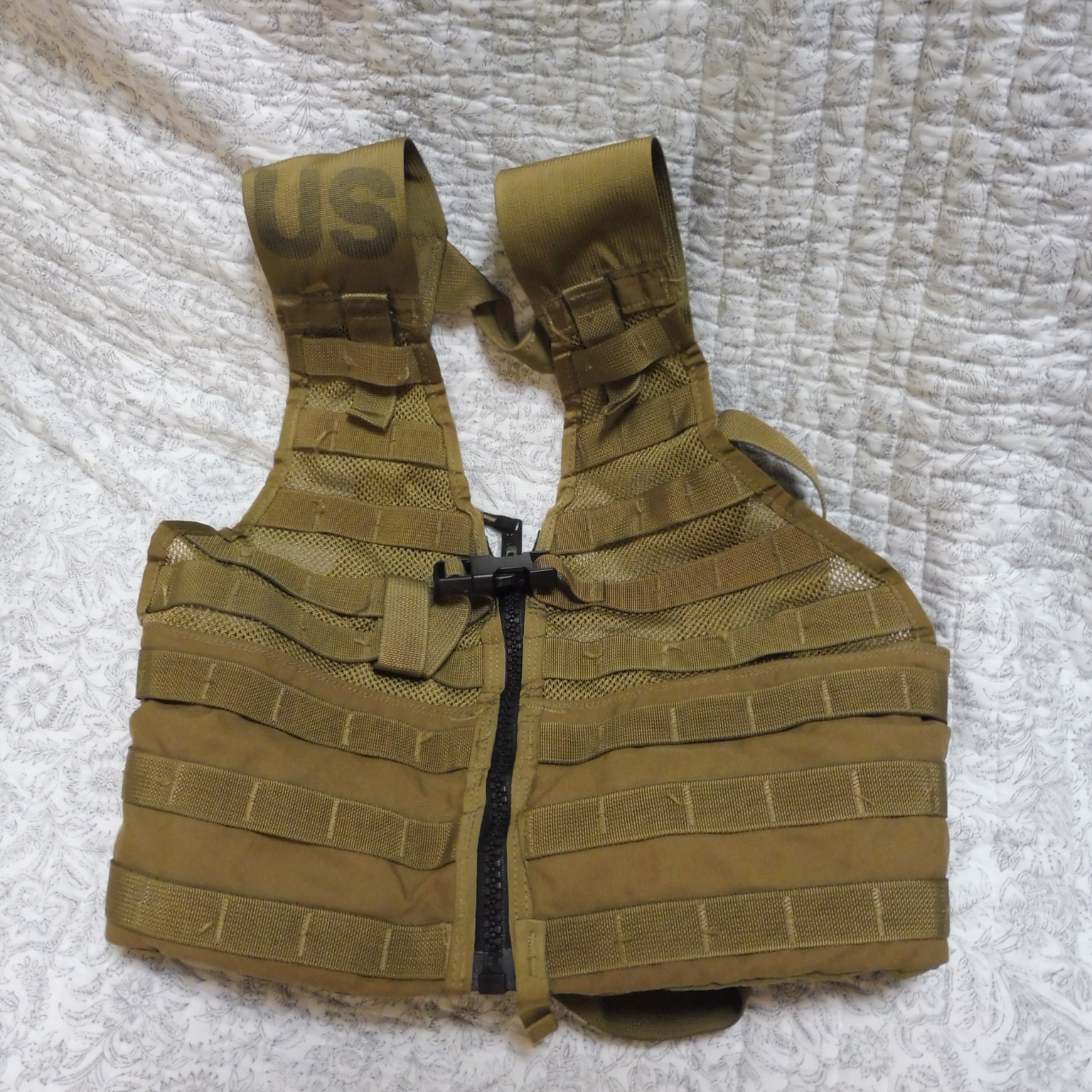 USED・ファイティング ベスト（ジッパー黒）・MOLLE コヨーテの画像