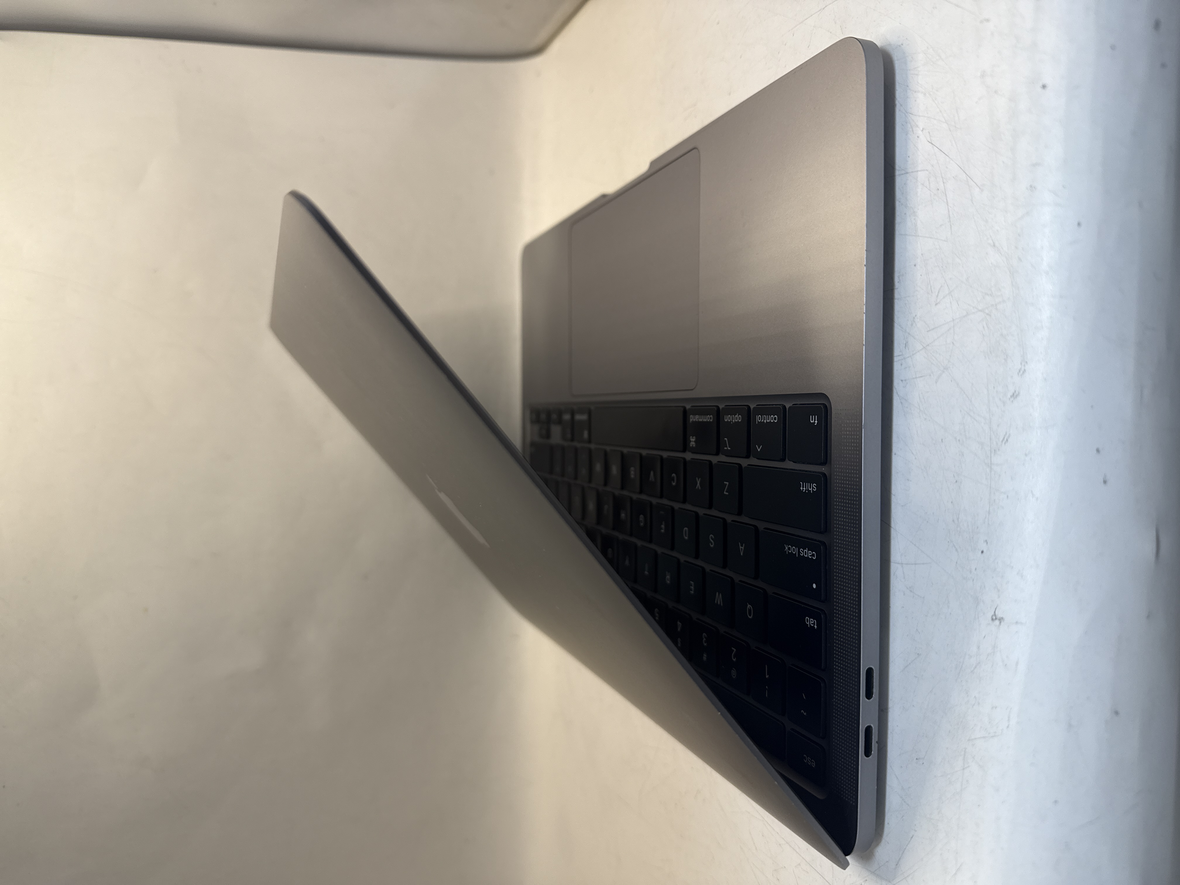 MacBook Pro 2020 13inc core i7-メモリ32GB　SSD512GB カストマイズ　モデルの画像