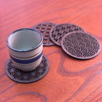 【送料無料】和柄 木製コースター 丸型 単品【組子細工風・麻の葉】透かし彫り レーザー加工 和モダン 茶器 敷物 レトロ雑貨の画像