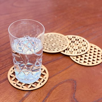 【送料無料】和柄 木製コースター 丸型 単品【組子細工風・麻の葉】透かし彫り レーザー加工 和モダン 茶器 敷物 レトロ雑貨の画像