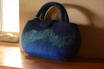 羊毛刺繍フェルトバッグの画像