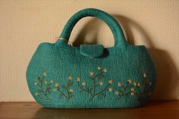 羊毛刺繍フェルトバッグの画像