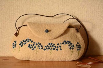 羊毛刺繍フェルトポシェットの画像