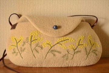 羊毛刺繍フェルトポシェットの画像