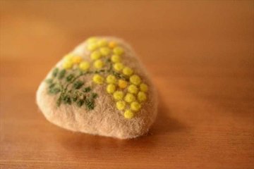 羊毛刺繍ブローチの画像