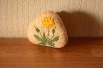 羊毛刺繍ブローチの画像