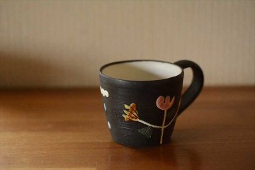 黒花マグカップの画像