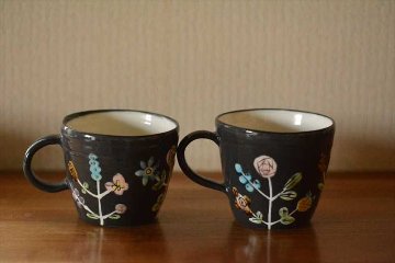 黒花マグカップの画像