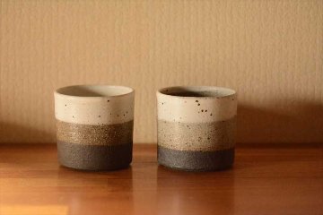 三色カップの画像