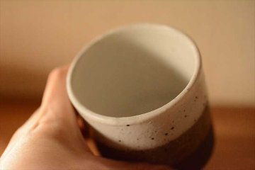 三色カップの画像