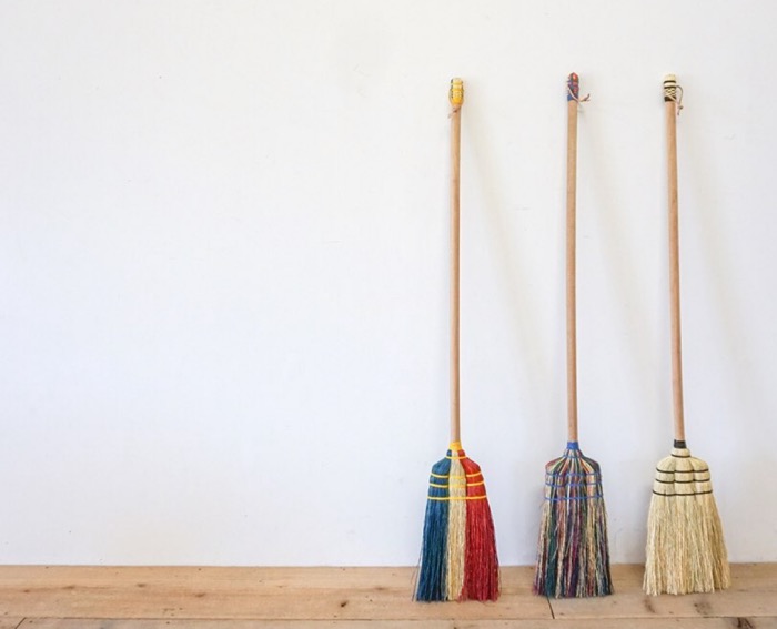 お洒落な 長いほうき　ナカサのロング箒　３色　ロングハンドルで腰に優しいの画像