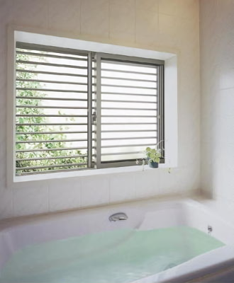窓工房ナカサの目隠し可動ルーバー面格子（引違い窓用）浴室での使用写真