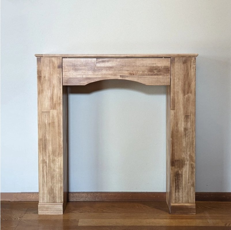 ワックス仕上げのシンプルマントルピースの画像