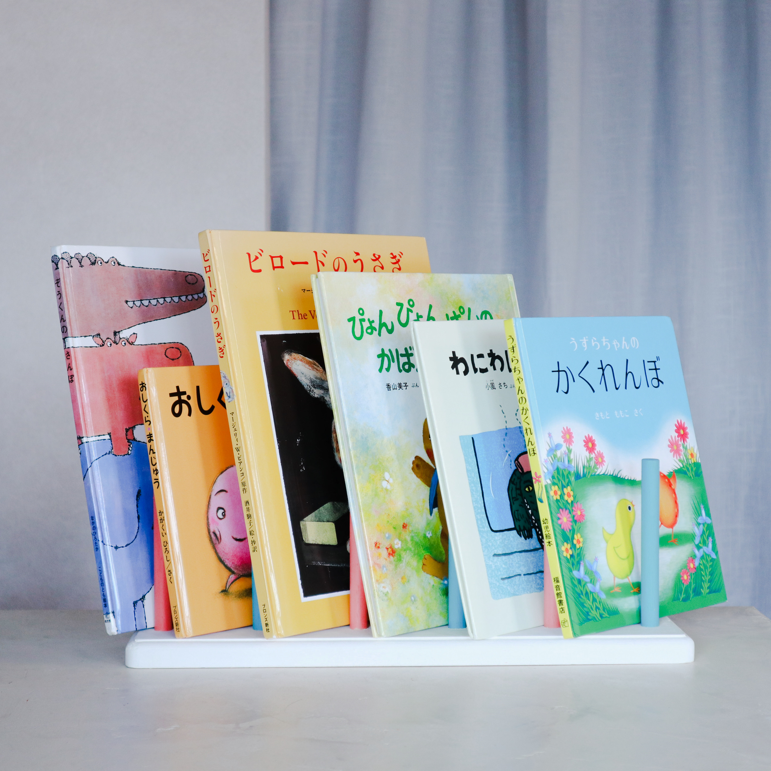 斜め差し絵本棚の画像