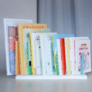 斜め差し絵本棚の画像