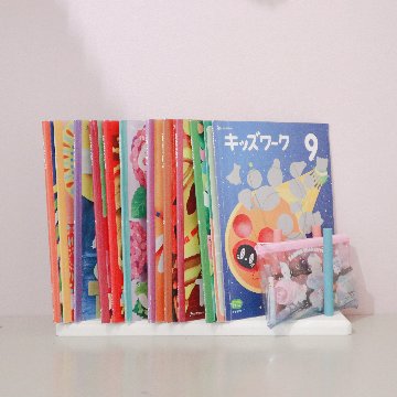 斜め差し絵本棚の画像