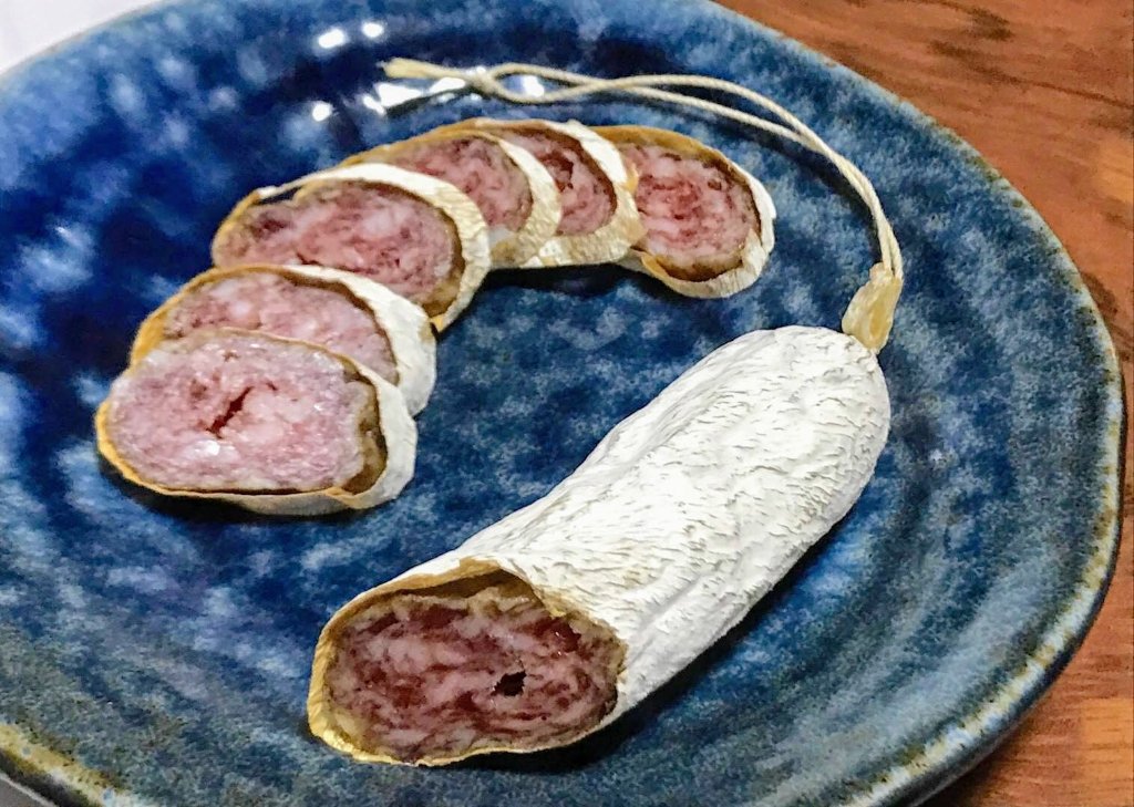 白カビサラミ・百年蔵熟成【あすかの雪】 | あすか燻製工房［さくらバーガー］(奈良/明日香)の画像