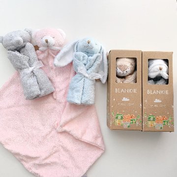 ご出産祝いにサンフランシスコ発ベビー用品ブランド「エンジェルディア」ブランキーかわいい動物のぬいぐるみとタオルがひとつになったにぎにぎクロス（ブルーベア）の画像