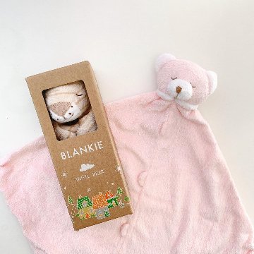 ご出産祝いにサンフランシスコ発ベビー用品ブランド「エンジェルディア」ブランキーかわいい動物のぬいぐるみとタオルがひとつになったにぎにぎクロス（ブルーベア）の画像