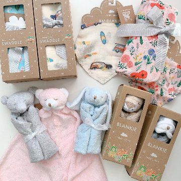 ご出産祝いにサンフランシスコ発ベビー用品ブランド「エンジェルディア」ブランキーかわいい動物のぬいぐるみとタオルがひとつになったにぎにぎクロス（ブルーベア）の画像